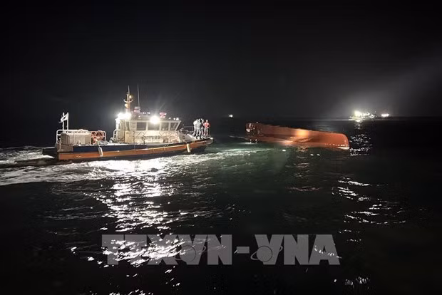 Rescuers are searching for the victims. (Photo: Yonhap/VNA) 