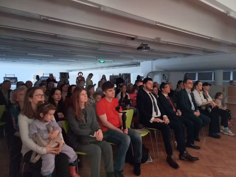 The audiences are very interested in the show. (Photo: NDO)