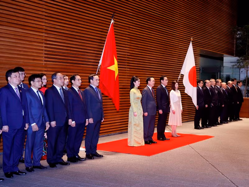 Vietnamese President Vo Van Thuong (fifth from left), Japanese Prime Minister Kishida Fumio (sixth from left), their spouses, and the two countries' officials at the welcome ceremony in Tokyo on November 27. (Photo: VNA)
