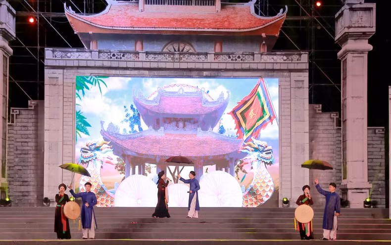 Artists are performing Quan Ho singing at the festival.
