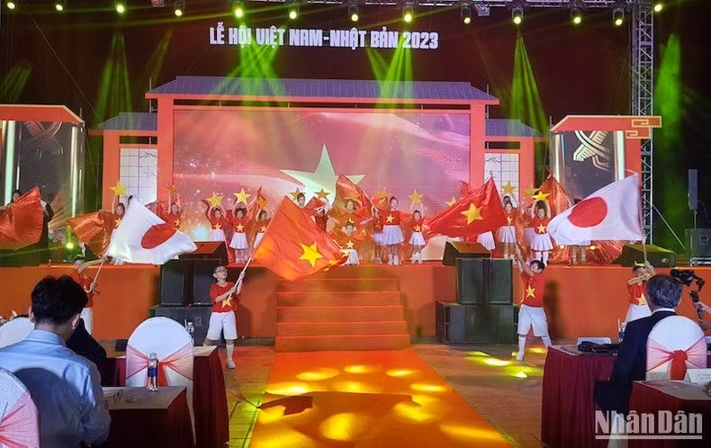 A vibrant art performance at the opening ceremony for the festival (Photo: Anh Dao)