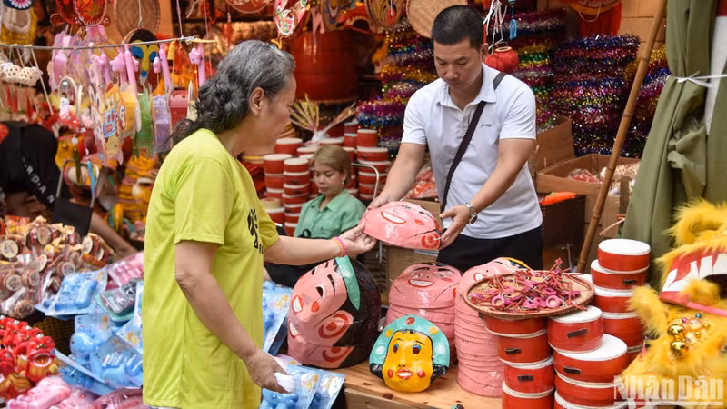 The bustling shopping atmosphere of the people in the streets.