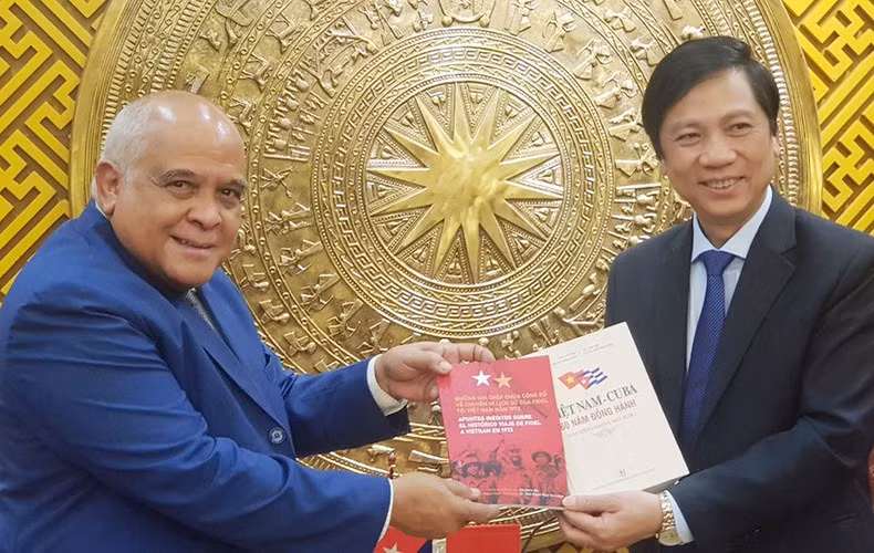 Cuban Ambassador to Vietnam Orlando Nicolas Hernandez Guillen presented the book “Unpublished Records of Fidel's Historic Trip to Vietnam in 1973” and documents on Vietnam-Cuba relations to leaders of Quang Tri Province. (Photo: LAM QUANG HUY) Cuban Ambassador to Vietnam Orlando Nicolas Hernandez Guillen presented the book “Unpublished Records of Fidel's Historic Trip to Vietnam in 1973” and documents on Vietnam-Cuba relations to leaders of Quang Tri Province. (Photo: LAM QUANG HUY)