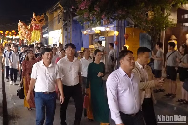 Hoi An’s Mid-Autumn Festival attracts large numbers of locals and visitors. Hoi An’s Mid-Autumn Festival attracts large numbers of locals and visitors.