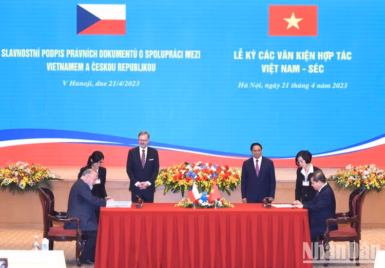 Following their talks, the two Prime Ministers witness the signing of an Agreement on mutual legal assistance in criminal matters, with the Ministry of Justice of the Czech Republic.