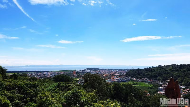 From Tuong Long Tower, visitors can look over the Do Son Sea, green fields, and charming scenery of mountains and sea, really feeling a great experience.