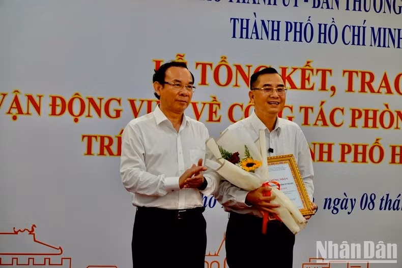 Secretary of the Ho Chi Minh City Party Committee Nguyen Van Nen presents the first prize to Thu Duc City Department of Communications and Education. Secretary of the Ho Chi Minh City Party Committee Nguyen Van Nen presents the first prize to Thu Duc City Department of Communications and Education.