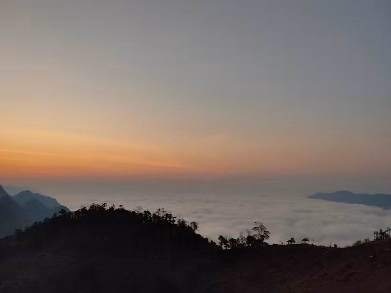 No need to go to Fansipan peak in Sa Pa District of Lao Cai Province or Ta Xua peak in Son La Province, travellers can become "cloud hunters" in Hang Kia and Pa Co Communes, in Hoa Binh Province.