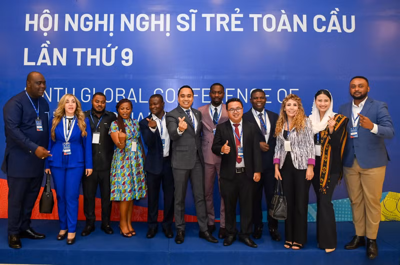 Young parliamentarians from across the world meet and exchange at the conference. (Photo: DUY LINH)