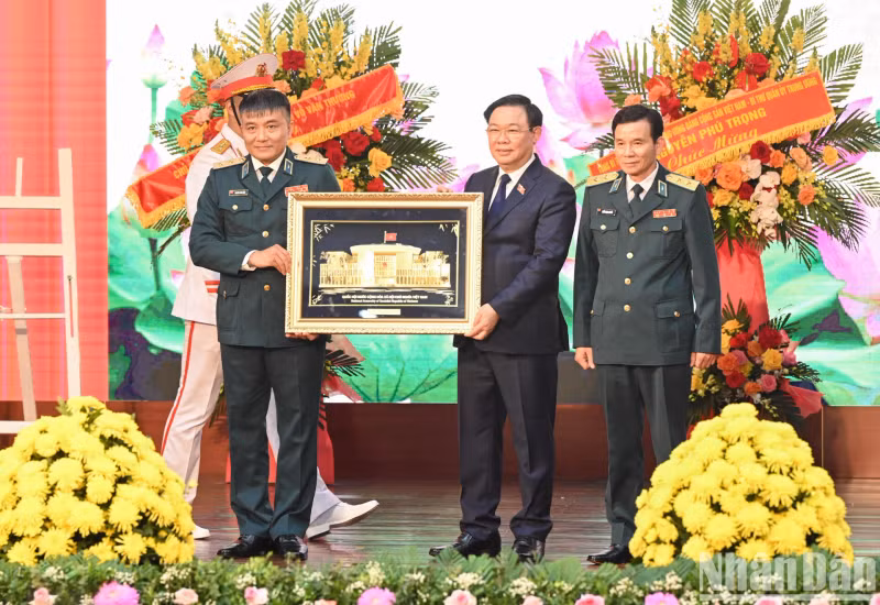 NA Chairman Vuong Dinh Hue presents a gift to the ADAF.