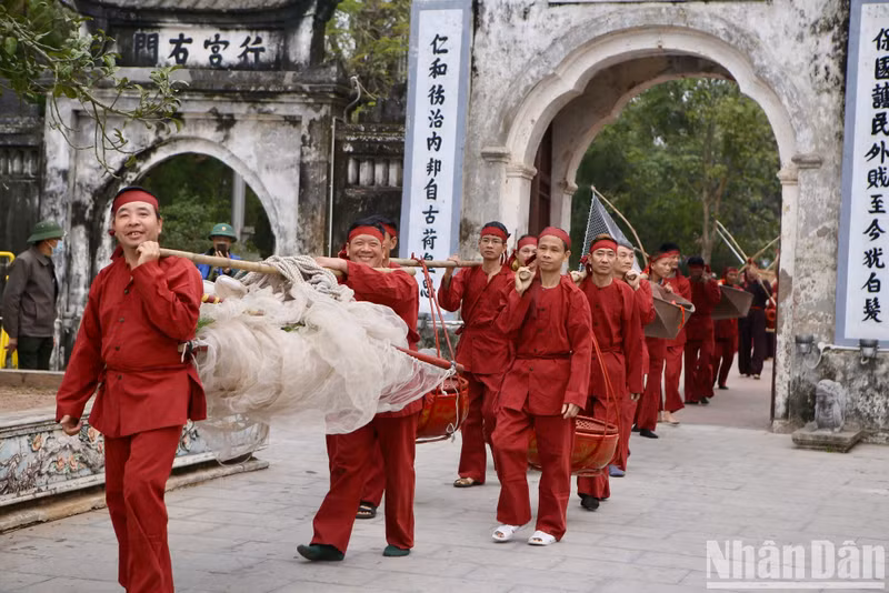 On the morning of the 12th day of the first lunar month, a water procession and fish offering ceremony were held.