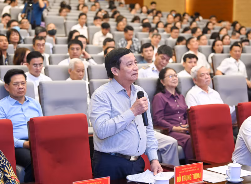 Voter Do Trung Thoai expresses his opinions and recommendations to the NA deputies.