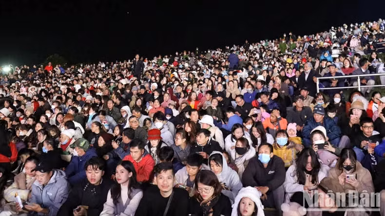A large number of locals and tourists attend the ceremony. A large number of locals and tourists attend the ceremony.