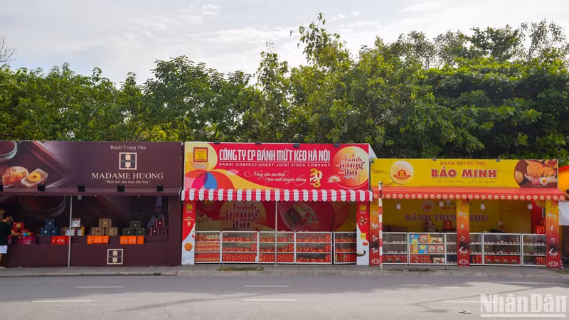 An image of mooncake kiosks on Nghi Tam Street.