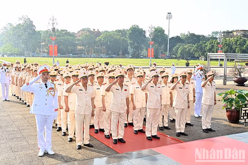 The delegation of the Central Public Security Party Committee and the Ministry of Public Security pay tribute to President Ho Chi Minh.