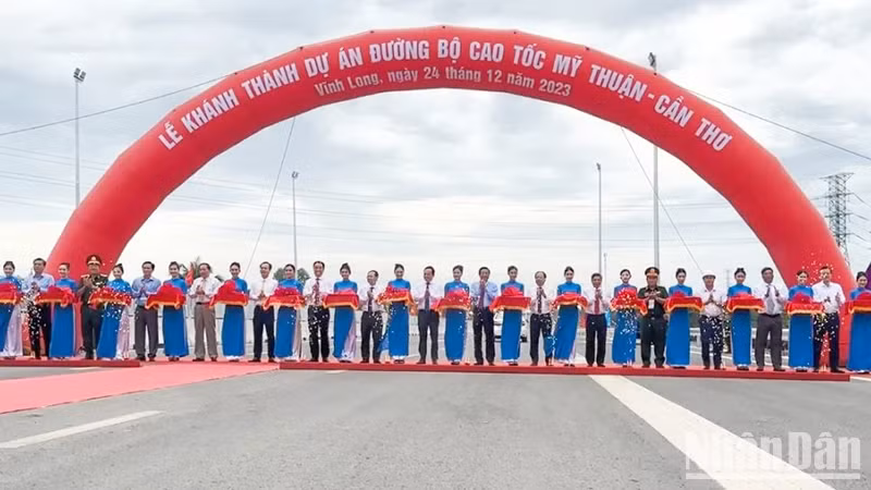 Deputy Prime Minister Tran Luu Quang and other officials cut the ribbon to open My Thuan - Can Tho Expressway in Vinh Long province. (Photo: NDO) Deputy Prime Minister Tran Luu Quang and other officials cut the ribbon to open My Thuan - Can Tho Expressway in Vinh Long province. (Photo: NDO)