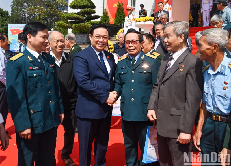 NA Chairman Vuong Dinh Hue and officials of the ADAF.