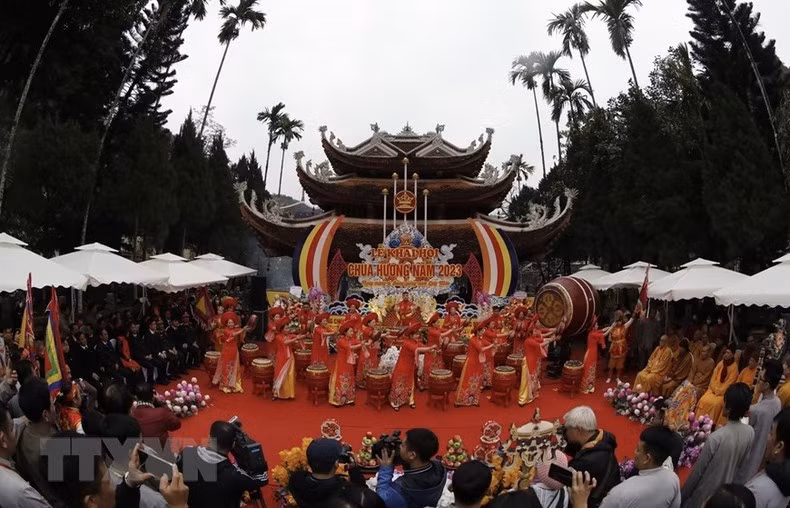 An art performance at the opening ceremony. (Photo: VNA)