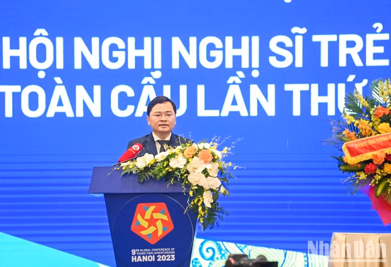 President of the 15th Young NA Deputies’ Group of Vietnam Nguyen Anh Tuan speaks at the opening ceremony.