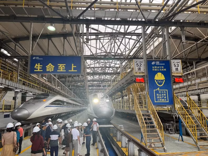 Kunming Railway Station Depot is part of China's high-speed railway network. Kunming Railway Station Depot is part of China's high-speed railway network.