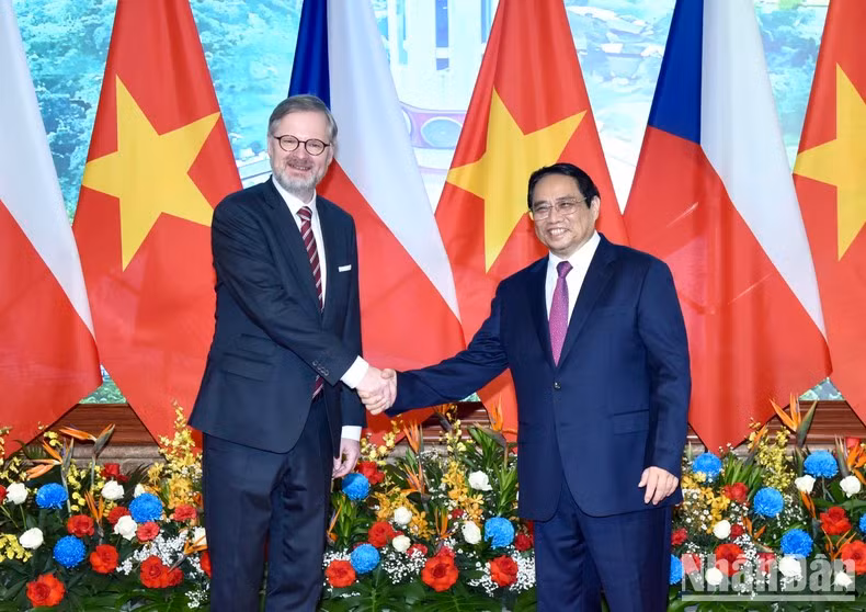 PM Pham Minh Chinh and his Czech counterpart Petr Fiala take a photo.