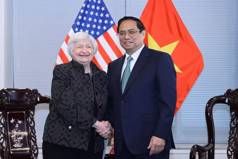 Prime Minister Pham Minh Chinh (R) and Treasury Secretary Janet Yellen. (Photo: Nhat Bac)