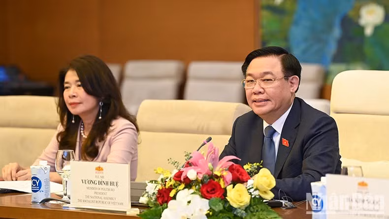 NA Chairman Vuong Dinh Hue speaks at the reception. (Photo: NDO)