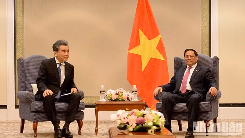PM Pham Minh Chinh receives Prof. Ochi Mitsuo, President of Hiroshima University. (Photo: NDO)