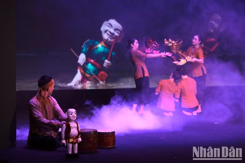Cheo drum arts brings a new vitality to the puppetry performance. (Photo: Minh Giang) Cheo drum arts brings a new vitality to the puppetry performance. (Photo: Minh Giang)