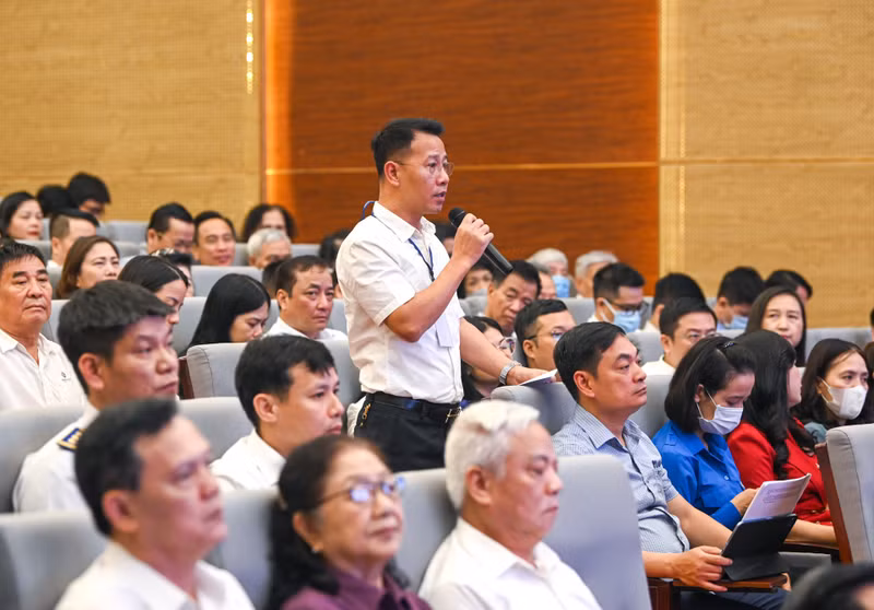 Voter Le Duc Tung gives his comments and recommendations, related to some contents of the draft Land Law (revised).
