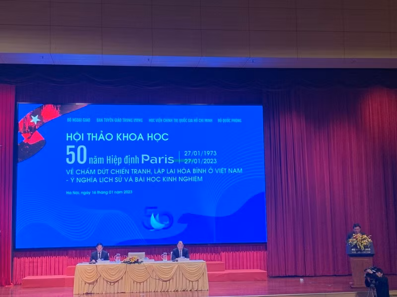 At the symposium (Photo: NDO)