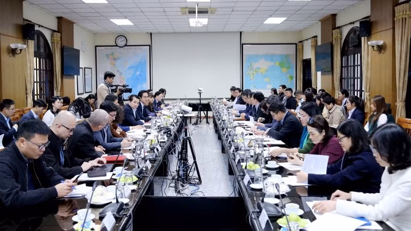 At the meeting (Photo: NDO)
