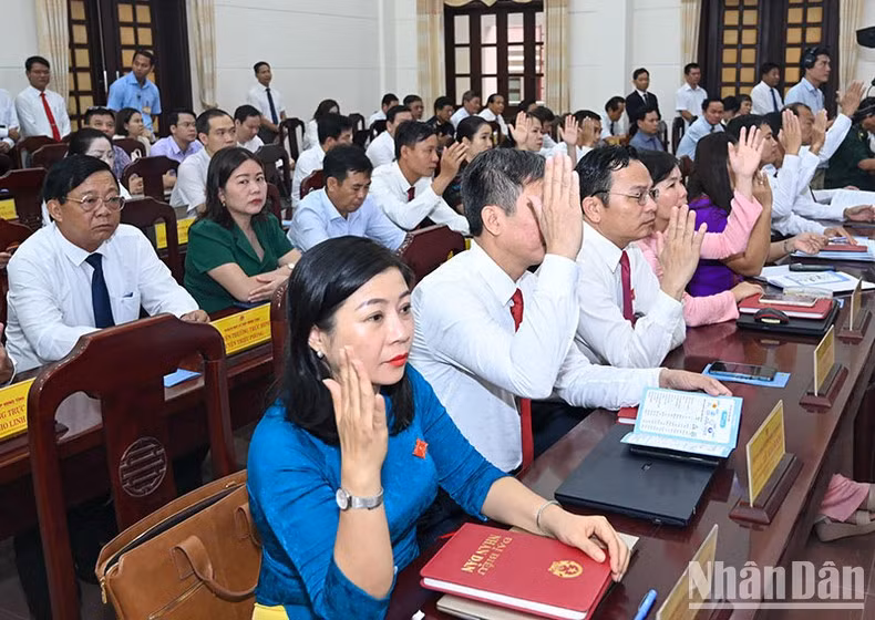 The delegates of Quang Tri Provincial People’s Council vote to approve the contents of the 18th session.