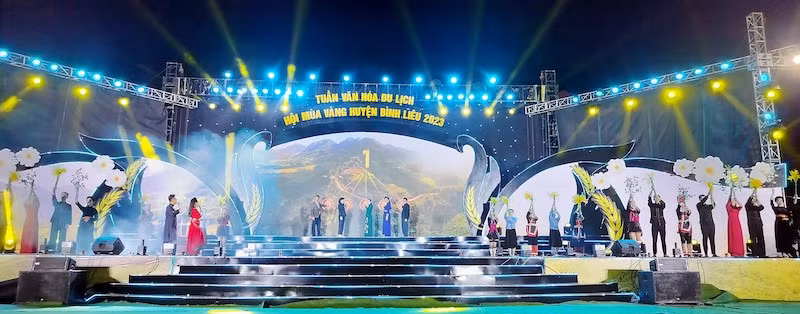 The delegates press the button to kick off the 2023 Culture-Tourism Week and the Binh Lieu Yellow Season Festival.