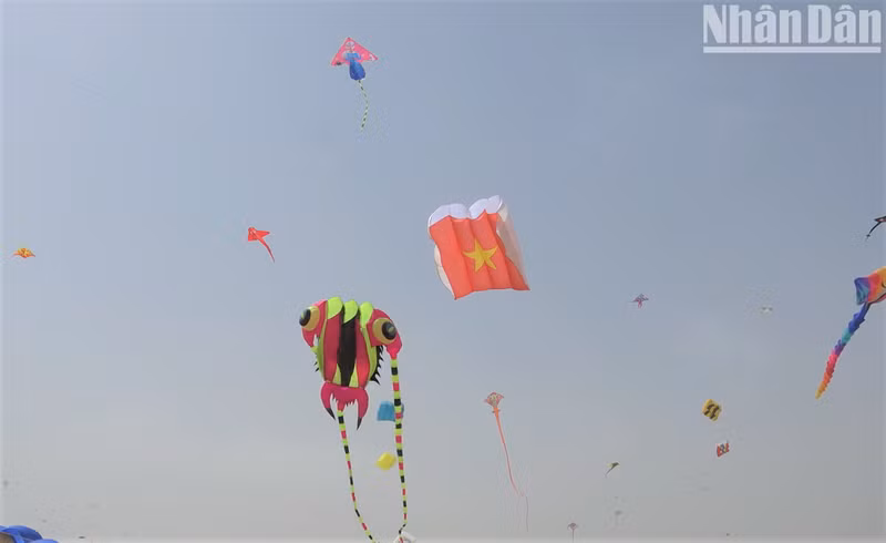 The kite with the image of a yellow star on the background of a red flag. (Photo: HO QUAN)