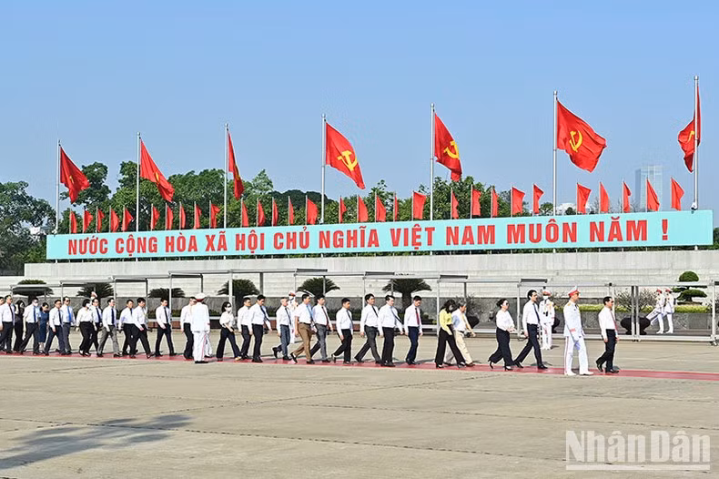 The delegation of the ministries, departments and agencies pay tribute to President Ho Chi Minh.