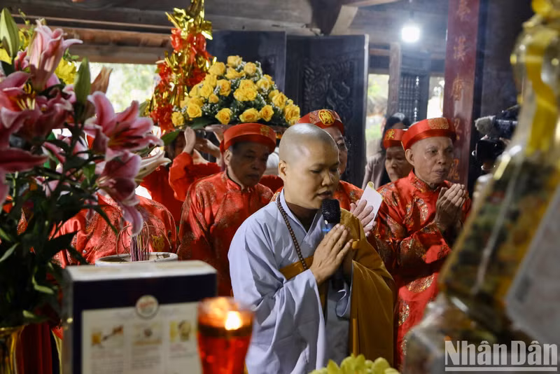 The ceremony to process the incense bowl for worshipping Buddhist King Tran Nhan Tong, the third king of the feudal Tran dynasty and the first patriarch of the Truc Lam Zen School, takes place at the altar of Pho Minh Pagoda.