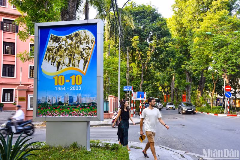 The atmosphere of the Capital’s Liberation Day is always bustling throughout the streets of Hanoi. The atmosphere of the Capital’s Liberation Day is always bustling throughout the streets of Hanoi.