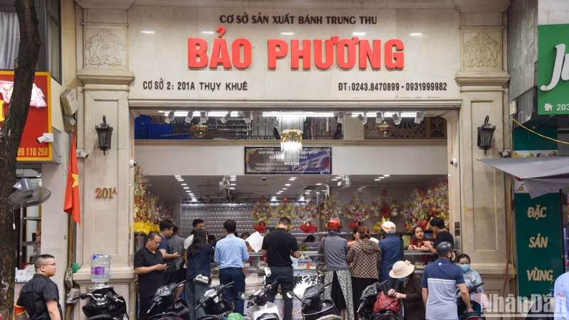 A traditional mooncake shop on Thuy Khue Street, Tay Ho District, has also gradually become crowded.