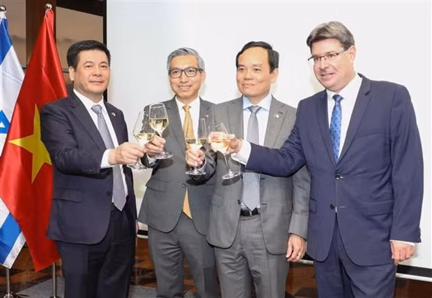 Deputy Prime Minister Tran Luu Quang (second from the right) at the ceremony held to mark the 30th anniversary of the establishment of diplomatic relations between Vietnam and Israel and the 78th anniversary of Vietnam’s National Day (Photo: VNA)