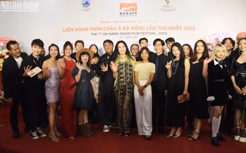 The guests to the opening ceremony.