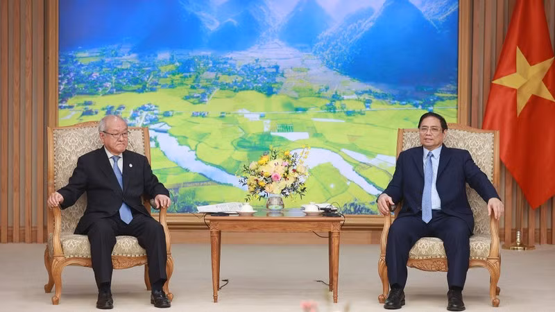 PM Pham Minh Chinh (R) and Japanese Minister of State for Financial Services Suzuki Shunichi (Photo: Duong Giang)