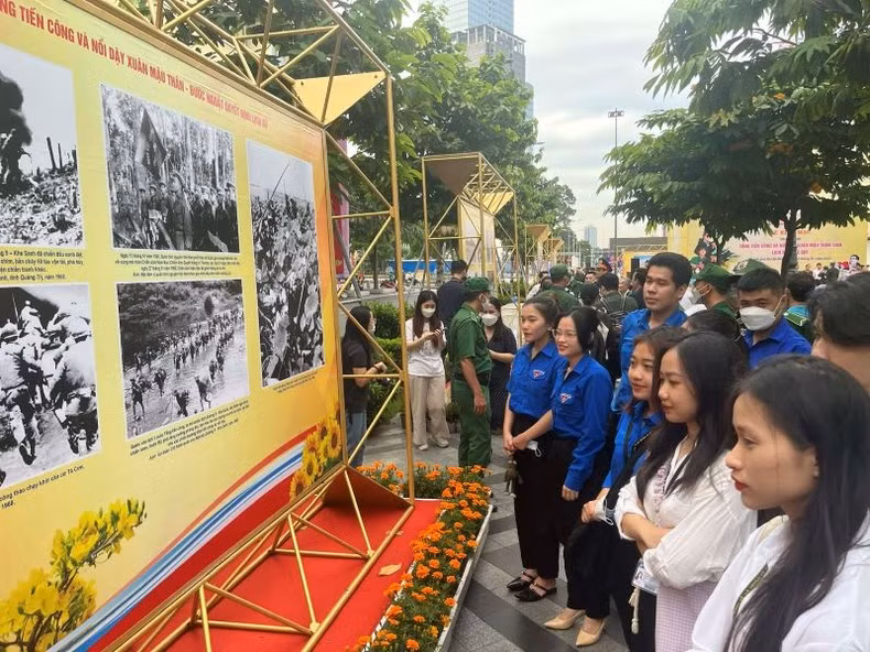 The exhibition attracts a large number of young people. (Photo: NDO) The exhibition attracts a large number of young people. (Photo: NDO)