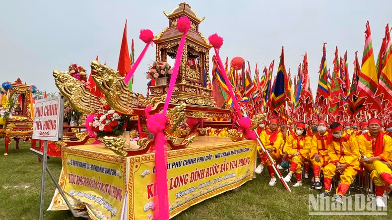 The opening ceremony for the festival featured the processions from temples, palaces, pagodas and mausoleums, in the complex of Phu Day historical and cultural relics.