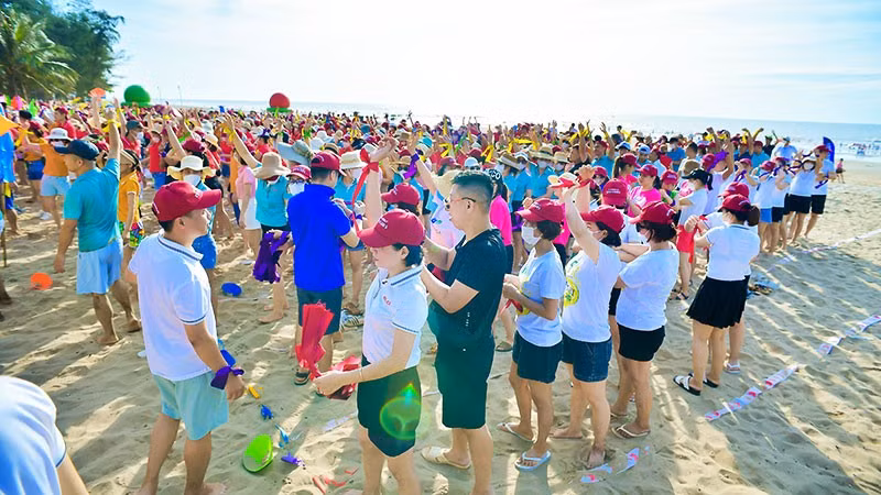 Visitors are excited to participate in collective games on the beach. (Photo: HUE VU)