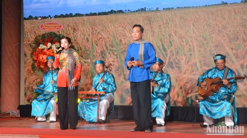 An art performance at the opening ceremony for the festival. (Photo: NDO)