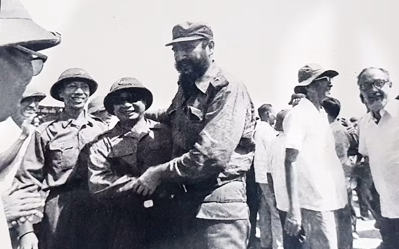 Defence Minister of the Provisional Revolutionary Government of the Republic of South Vietnam, Lieutenant General Tran Nam Trung welcomed Cuban President Fidel Castro and the delegation. (File Photo) Defence Minister of the Provisional Revolutionary Government of the Republic of South Vietnam, Lieutenant General Tran Nam Trung welcomed Cuban President Fidel Castro and the delegation. (File Photo)