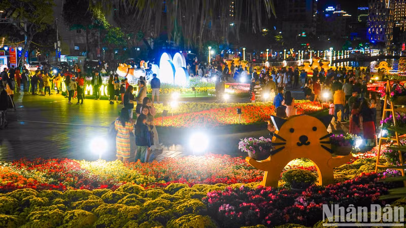 People walking along the spring flower street. (Photo: Thanh Tam) People walking along the spring flower street. (Photo: Thanh Tam)