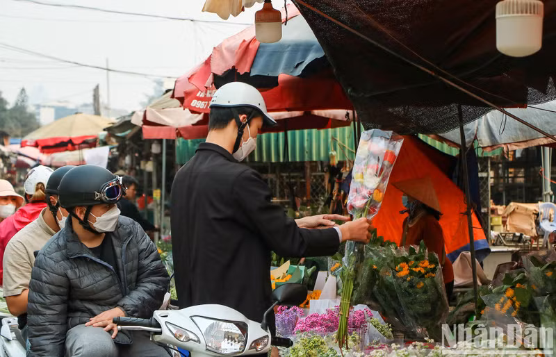 Many men also come to the market to buy flowers.