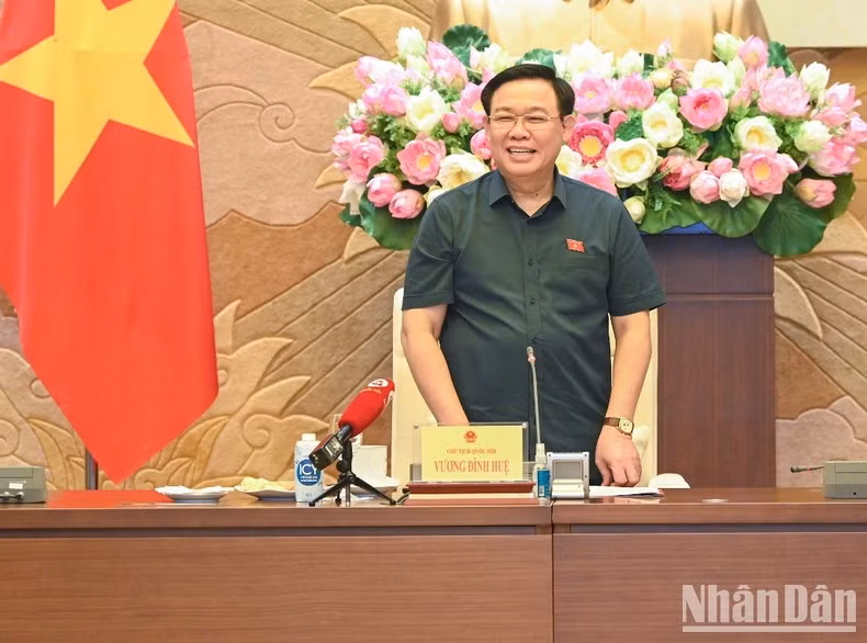 NA leader Vuong Dinh Hue speaks at the meeting.